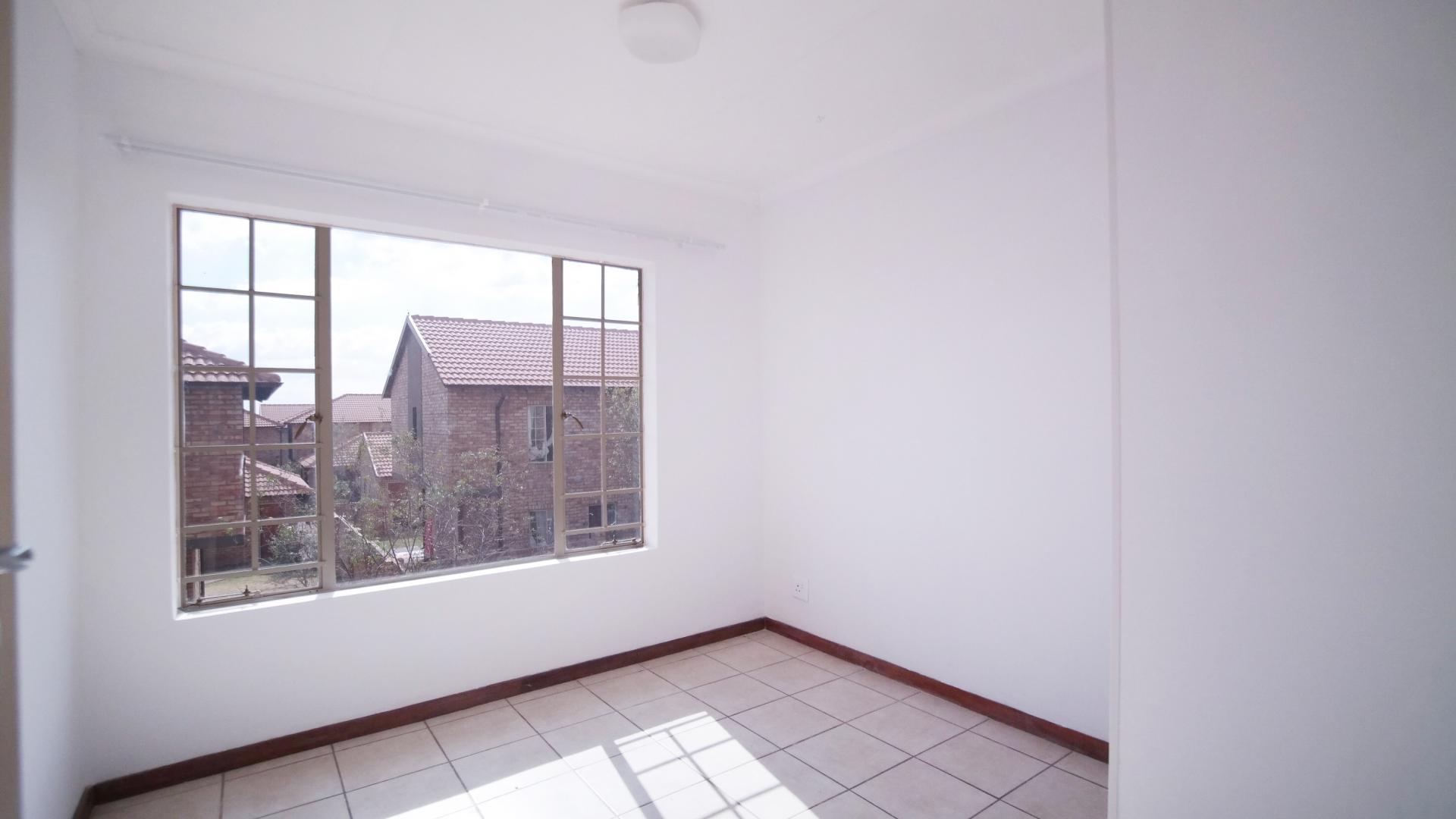 Bed Room 2 - 11 square meters of property in The Meadows Estate