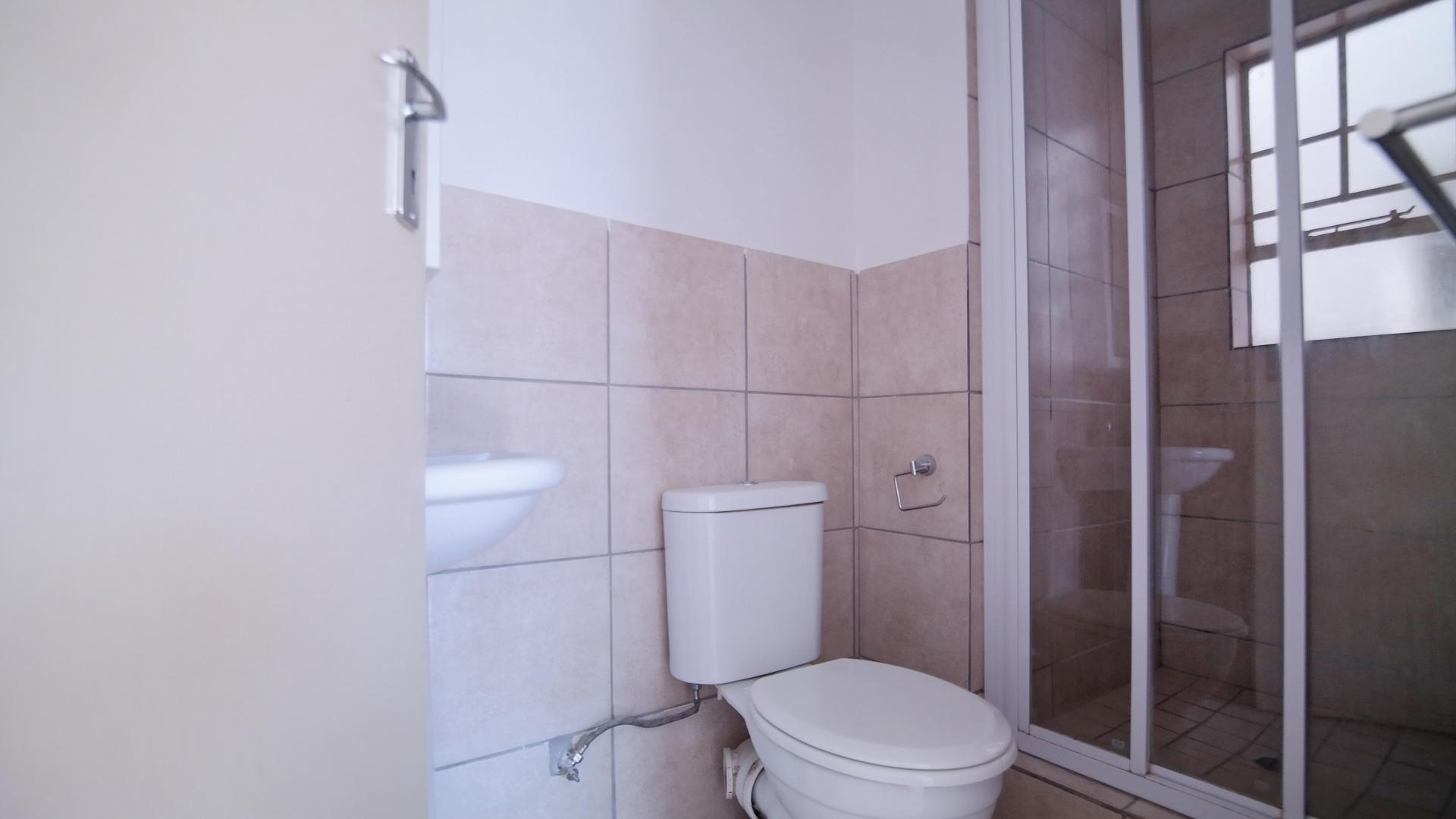 Main Bathroom - 3 square meters of property in The Meadows Estate