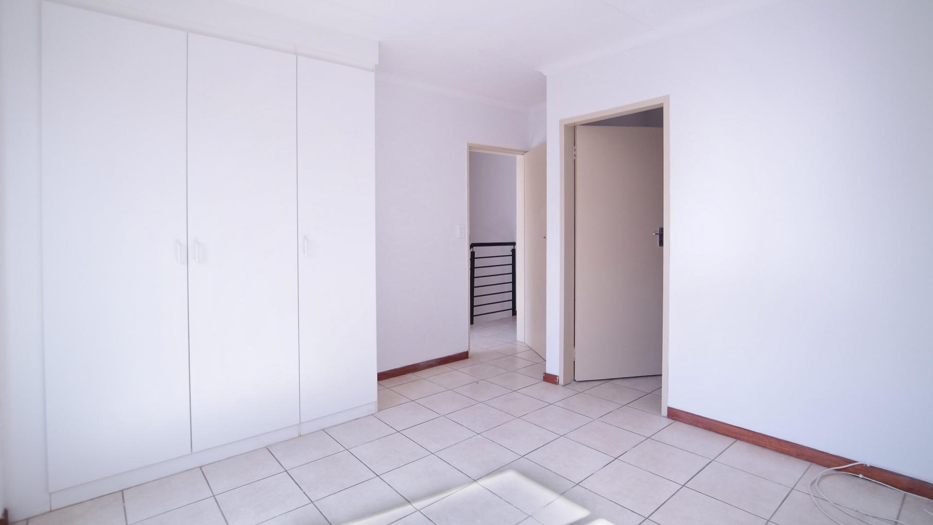 Main Bedroom - 13 square meters of property in The Meadows Estate