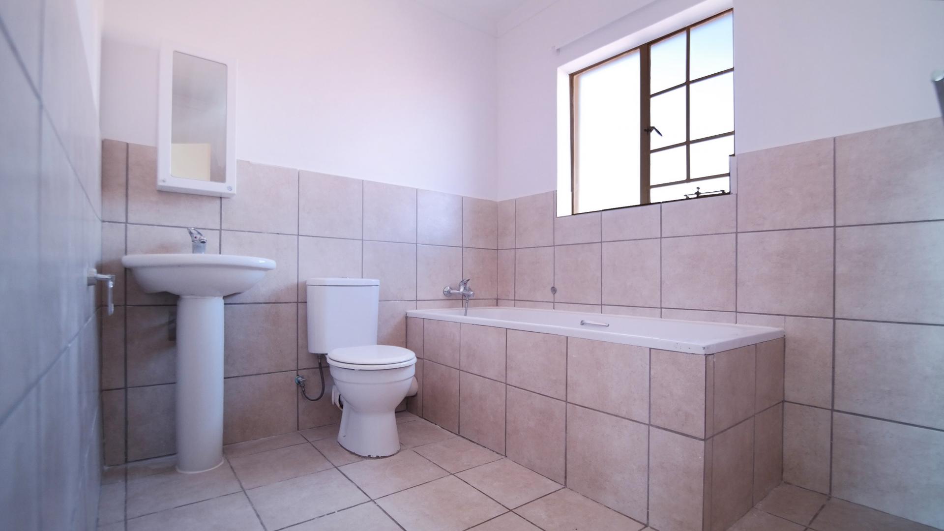 Bathroom 1 - 6 square meters of property in The Meadows Estate