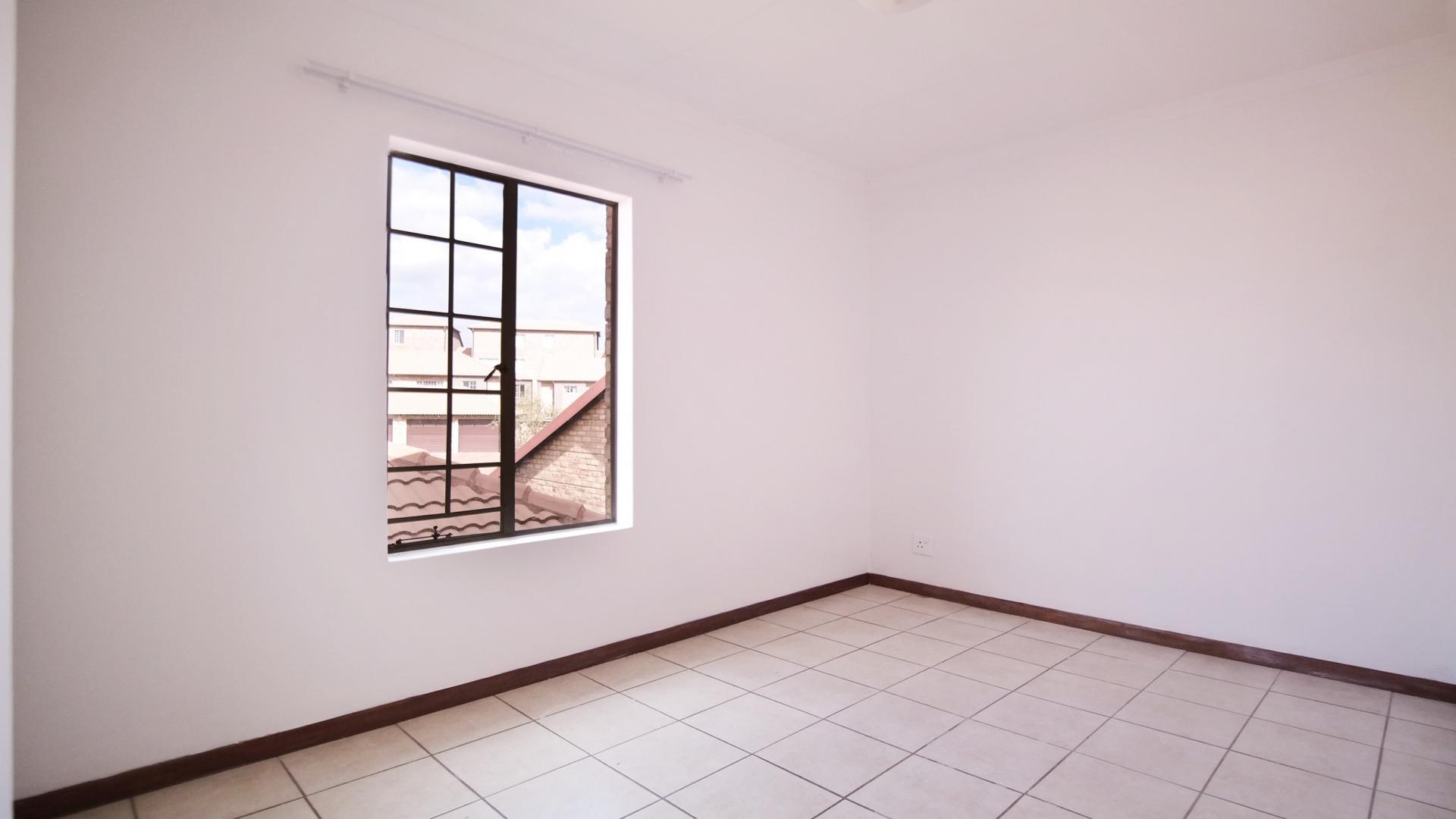 Bed Room 1 - 9 square meters of property in The Meadows Estate