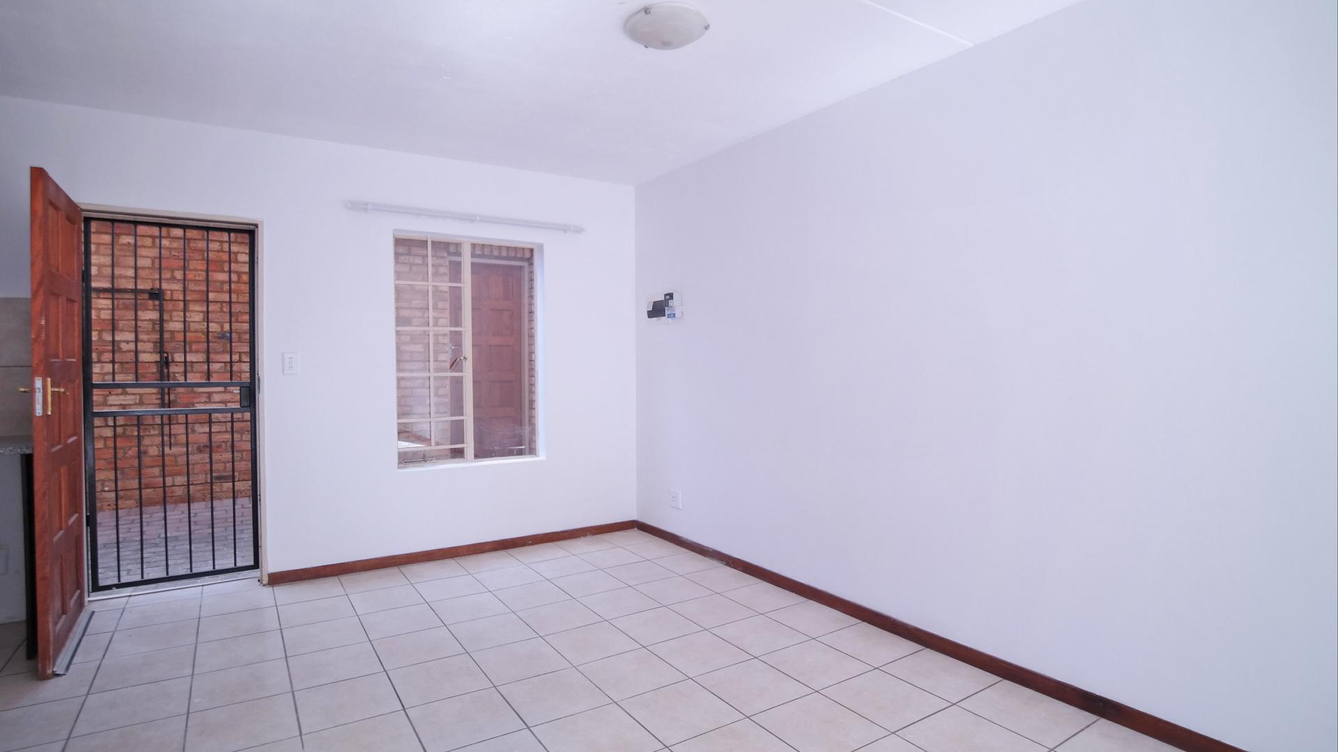 Dining Room - 14 square meters of property in The Meadows Estate
