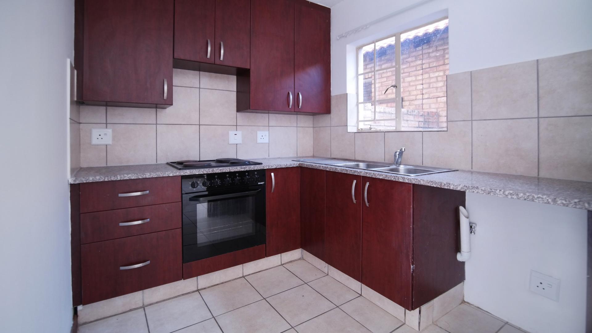 Kitchen - 7 square meters of property in The Meadows Estate