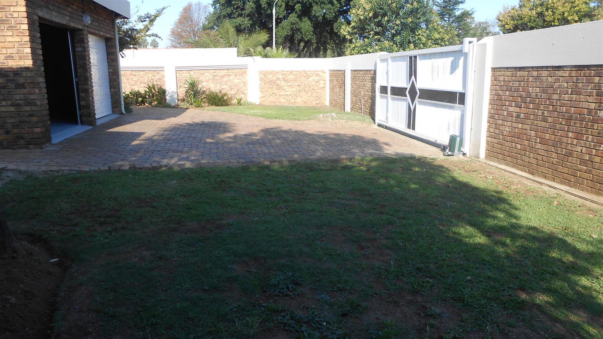 Front View of property in Sunward park