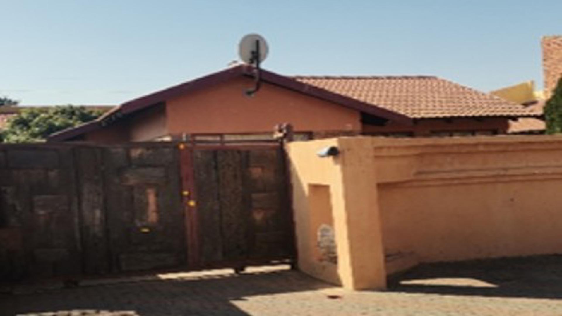 Front View of property in Winterveld