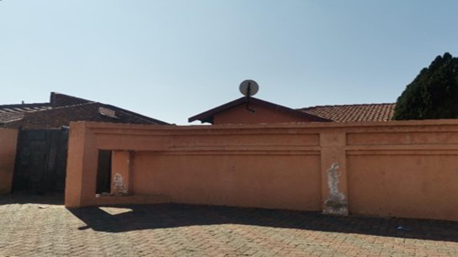 Front View of property in Winterveld