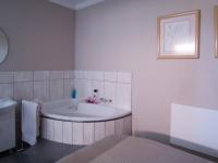 Bathroom 1 - 8 square meters of property in Woodhill Golf Estate