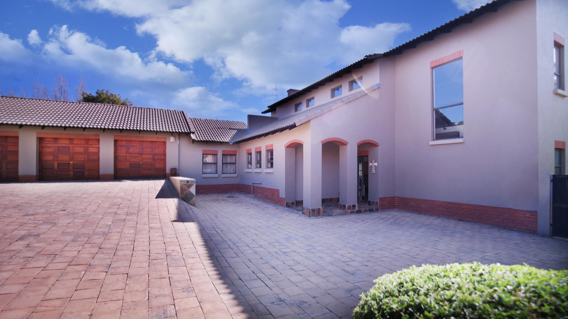 Front View of property in Silver Lakes Golf Estate