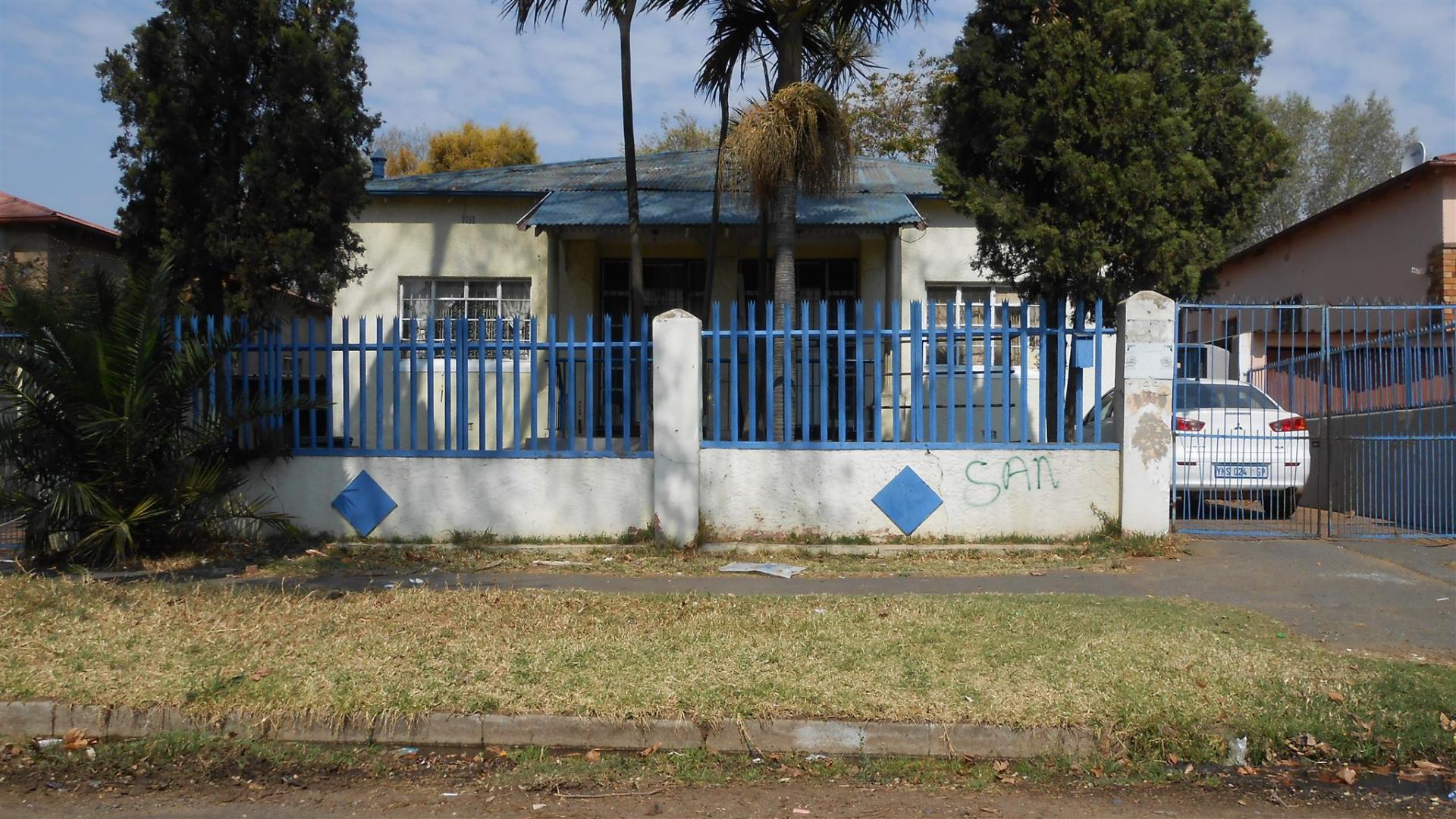 Front View of property in Bezuidenhout Valley