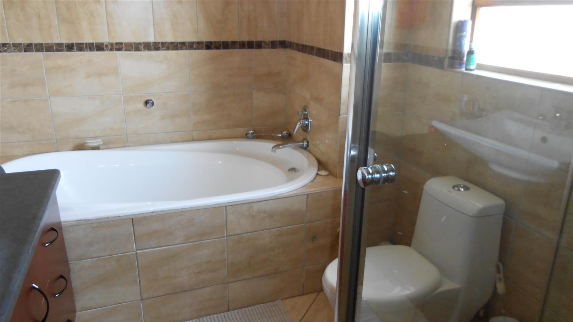 Main Bathroom - 7 square meters of property in Savannah Country Estate
