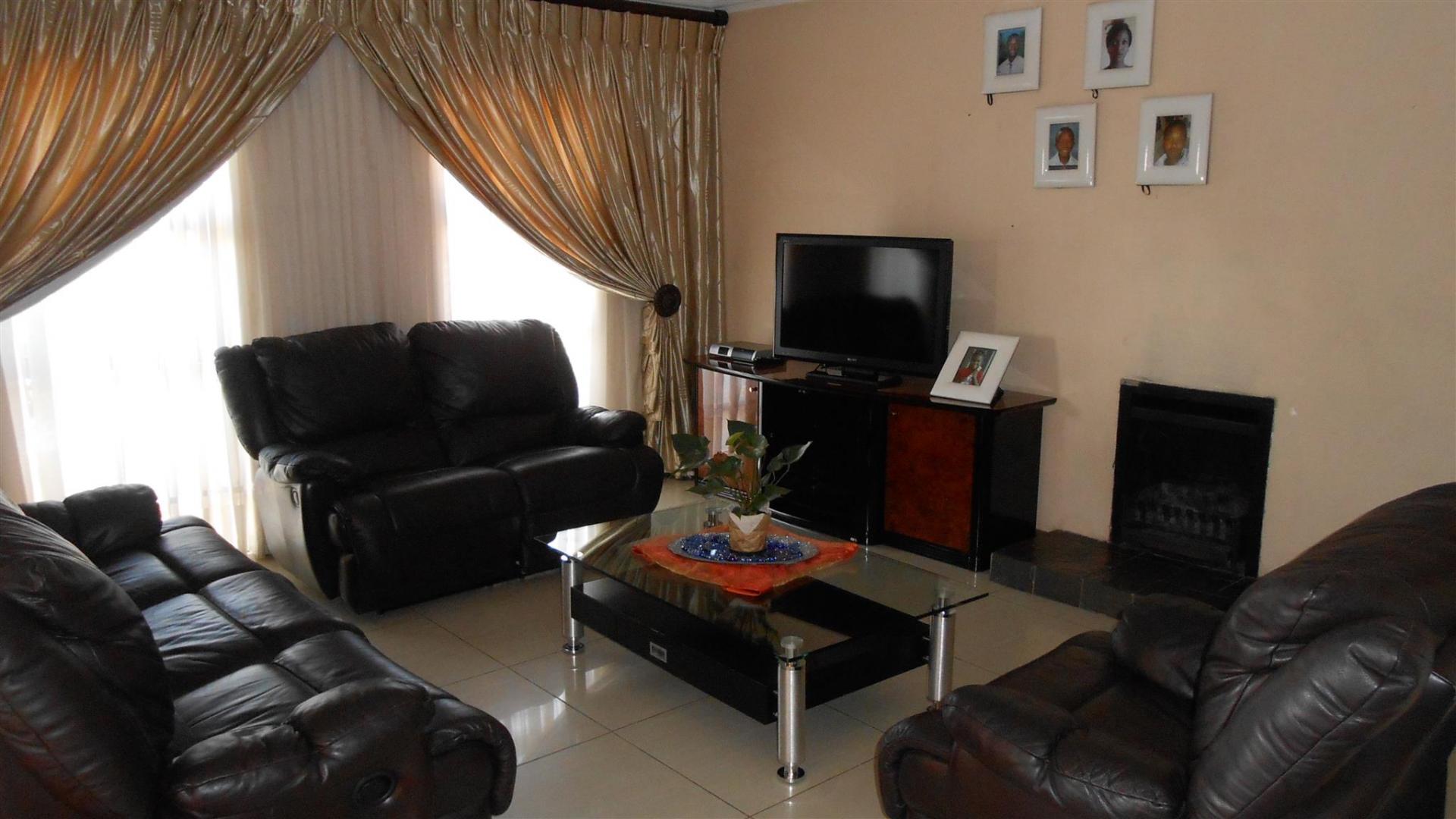 Lounges - 18 square meters of property in Savannah Country Estate