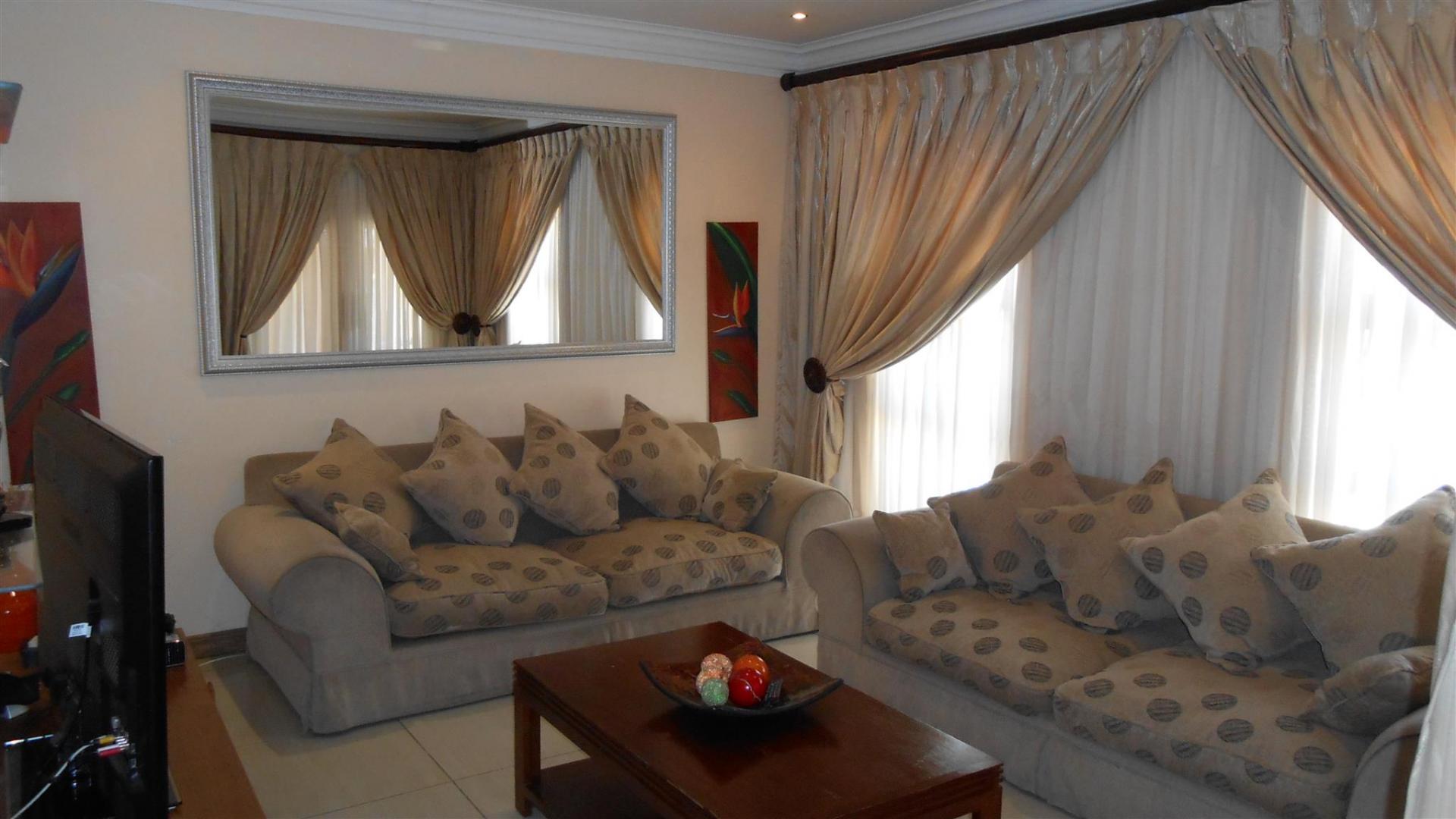 Lounges - 18 square meters of property in Savannah Country Estate