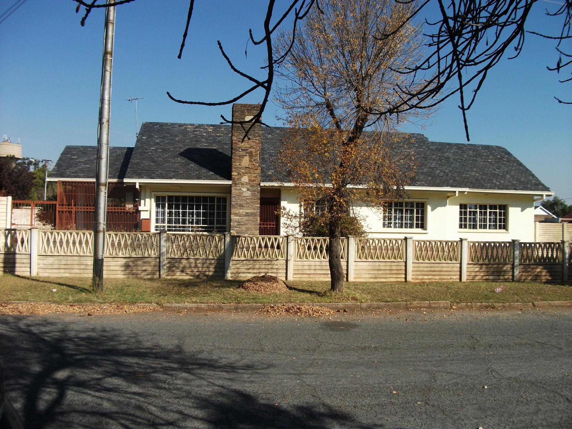 Front View of property in Greenhills