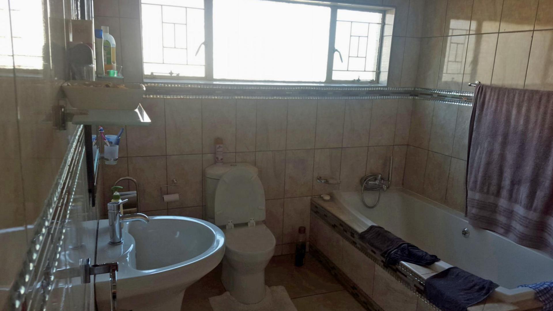 Main Bathroom - 10 square meters of property in Kimberley