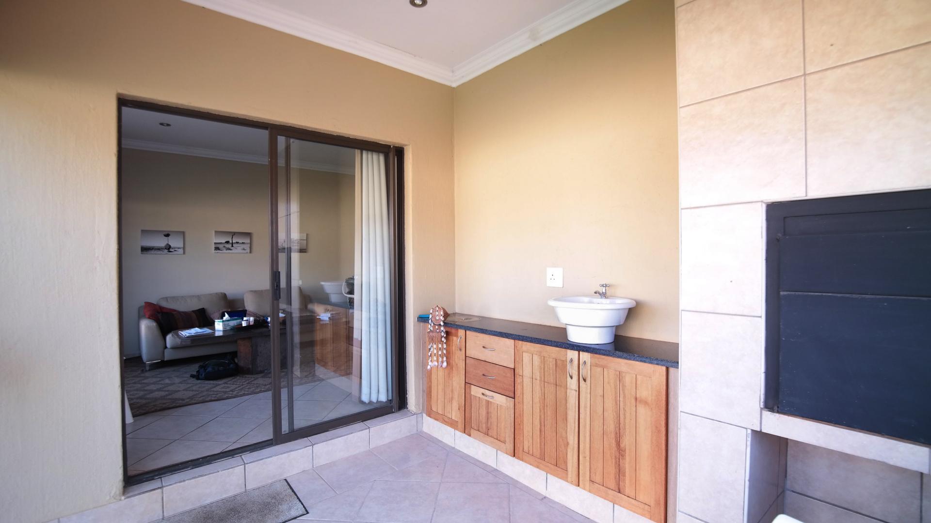 Patio - 9 square meters of property in The Wilds Estate