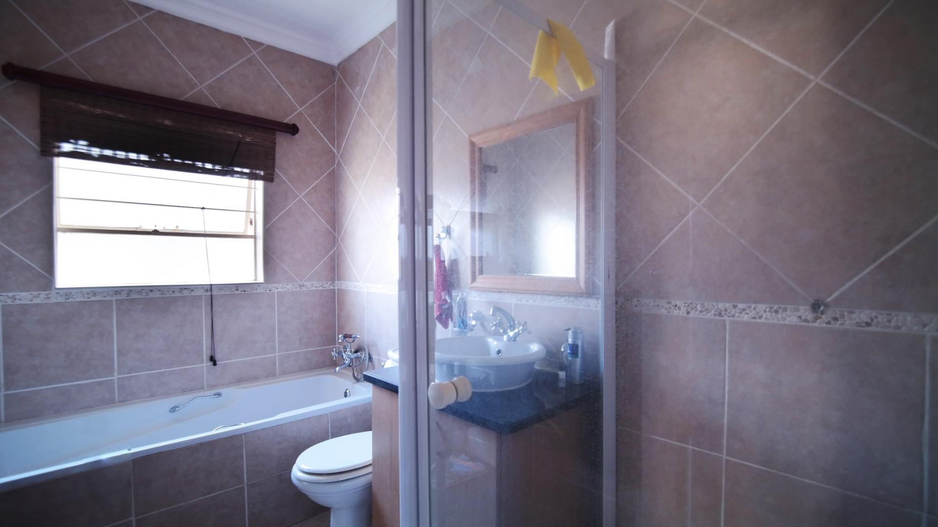 Bathroom 1 - 6 square meters of property in The Wilds Estate