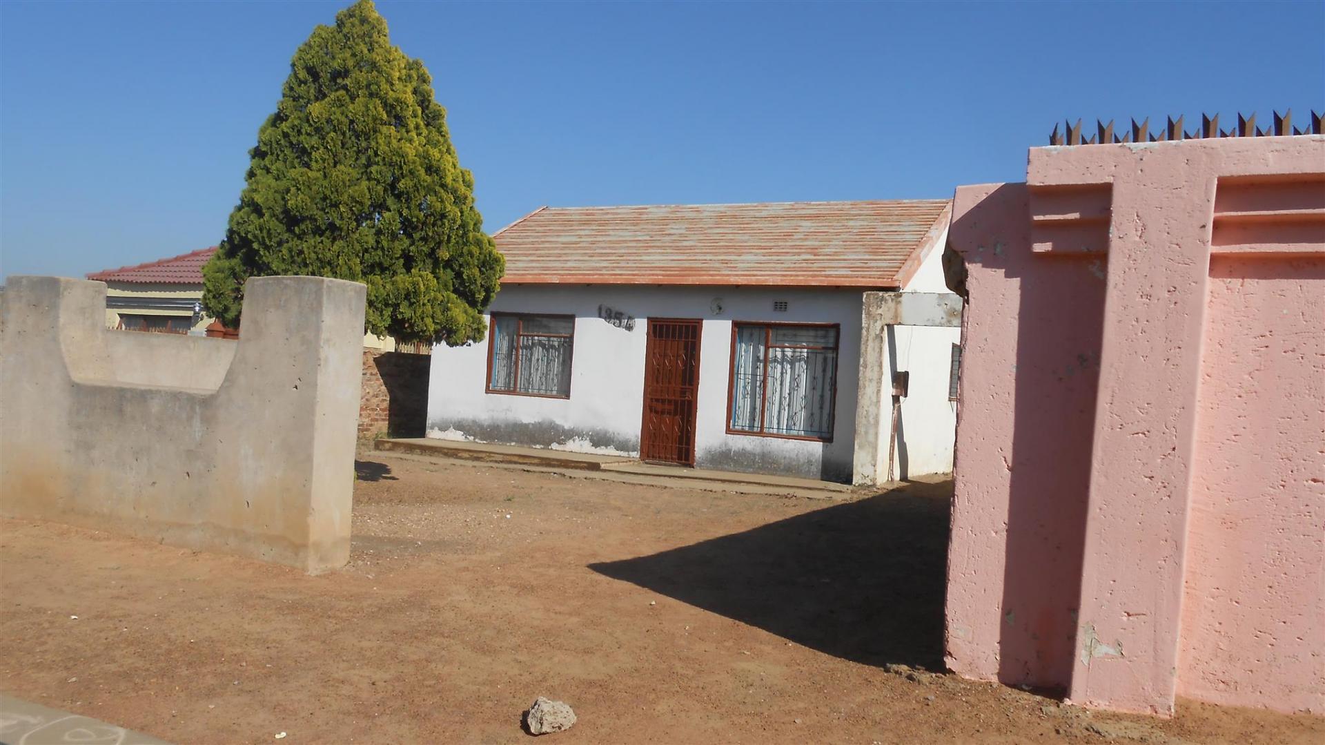 Front View of property in Winterveld