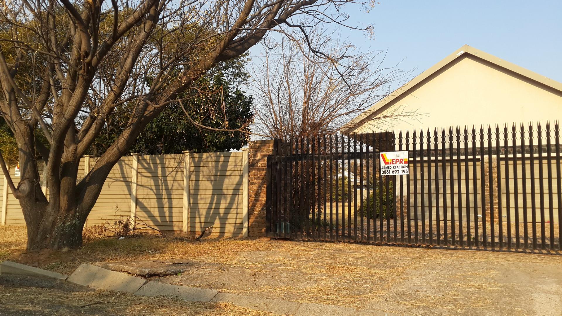 Front View of property in Greenhills