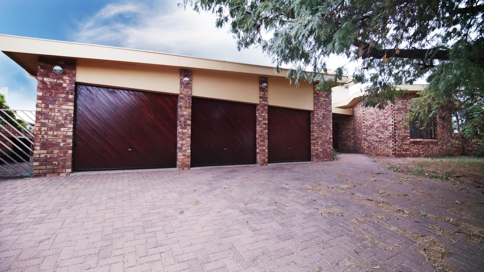 Front View of property in Silver Lakes Golf Estate