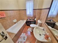Bathroom 1 - 6 square meters of property in Boardwalk Villas