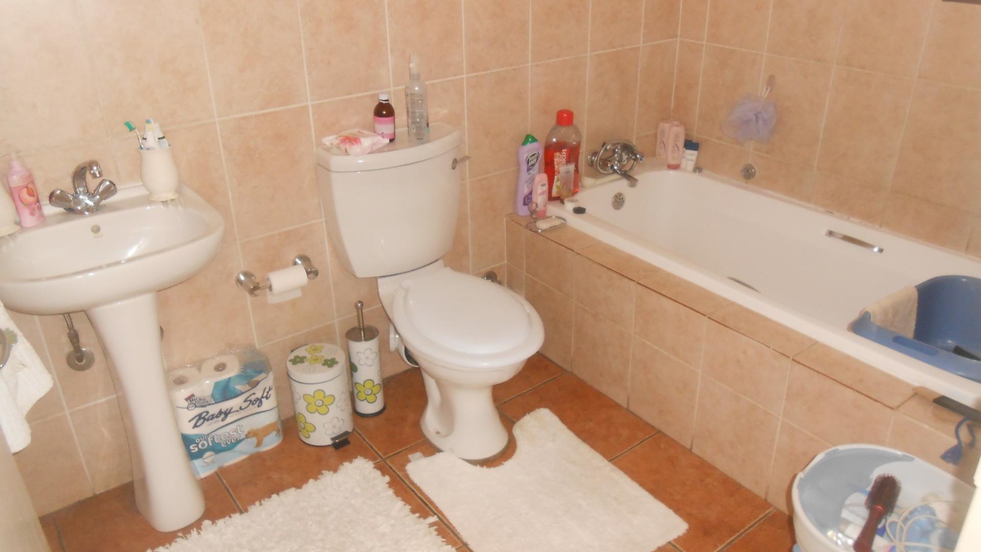 Main Bathroom - 8 square meters of property in Clubview