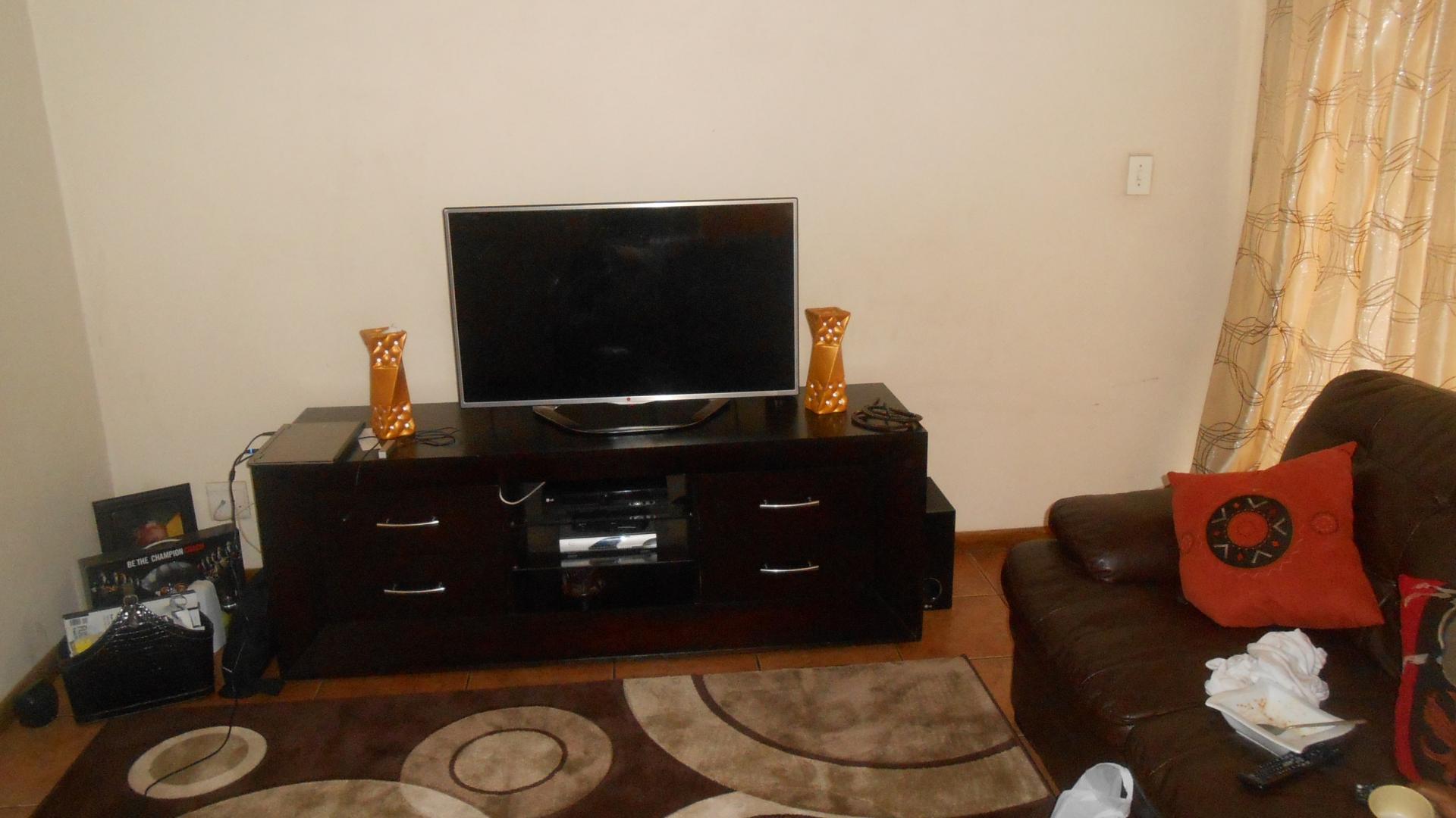 Lounges - 25 square meters of property in Clubview