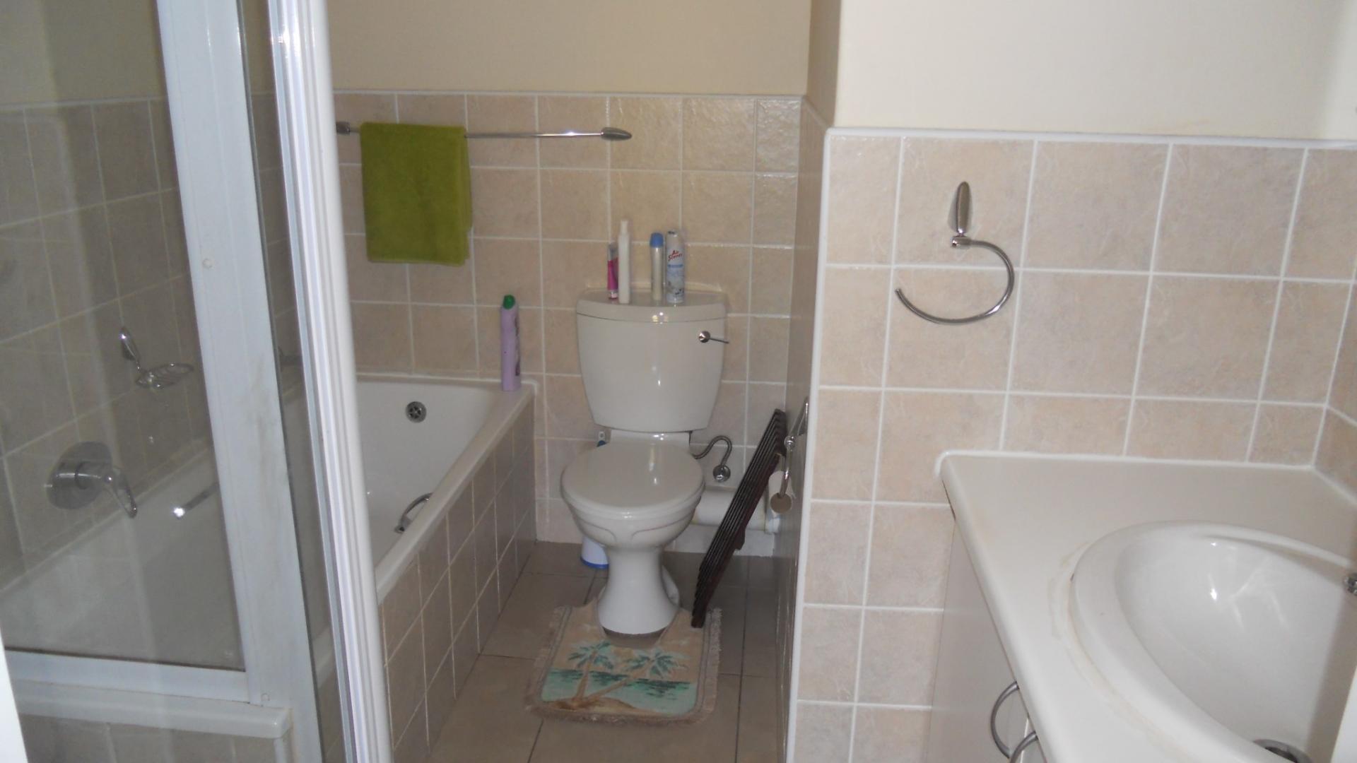 Main Bathroom - 4 square meters of property in Shelly Beach