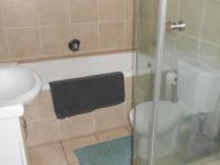 Main Bathroom - 6 square meters of property in Bardene