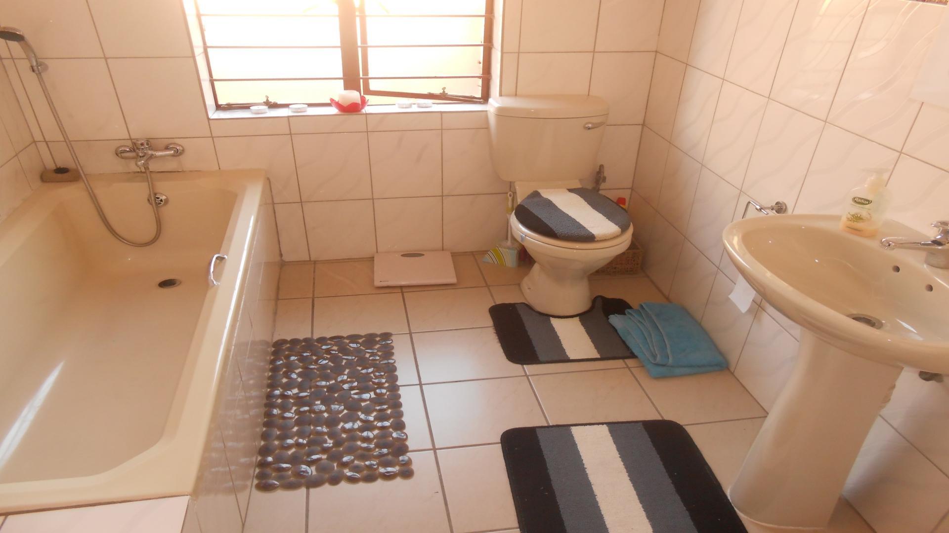 Main Bathroom of property in Reyno Ridge