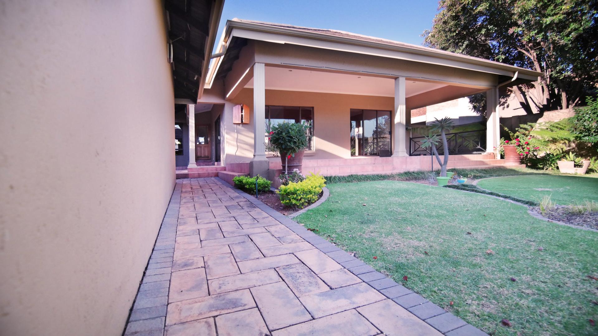 Front View of property in Silver Lakes Golf Estate