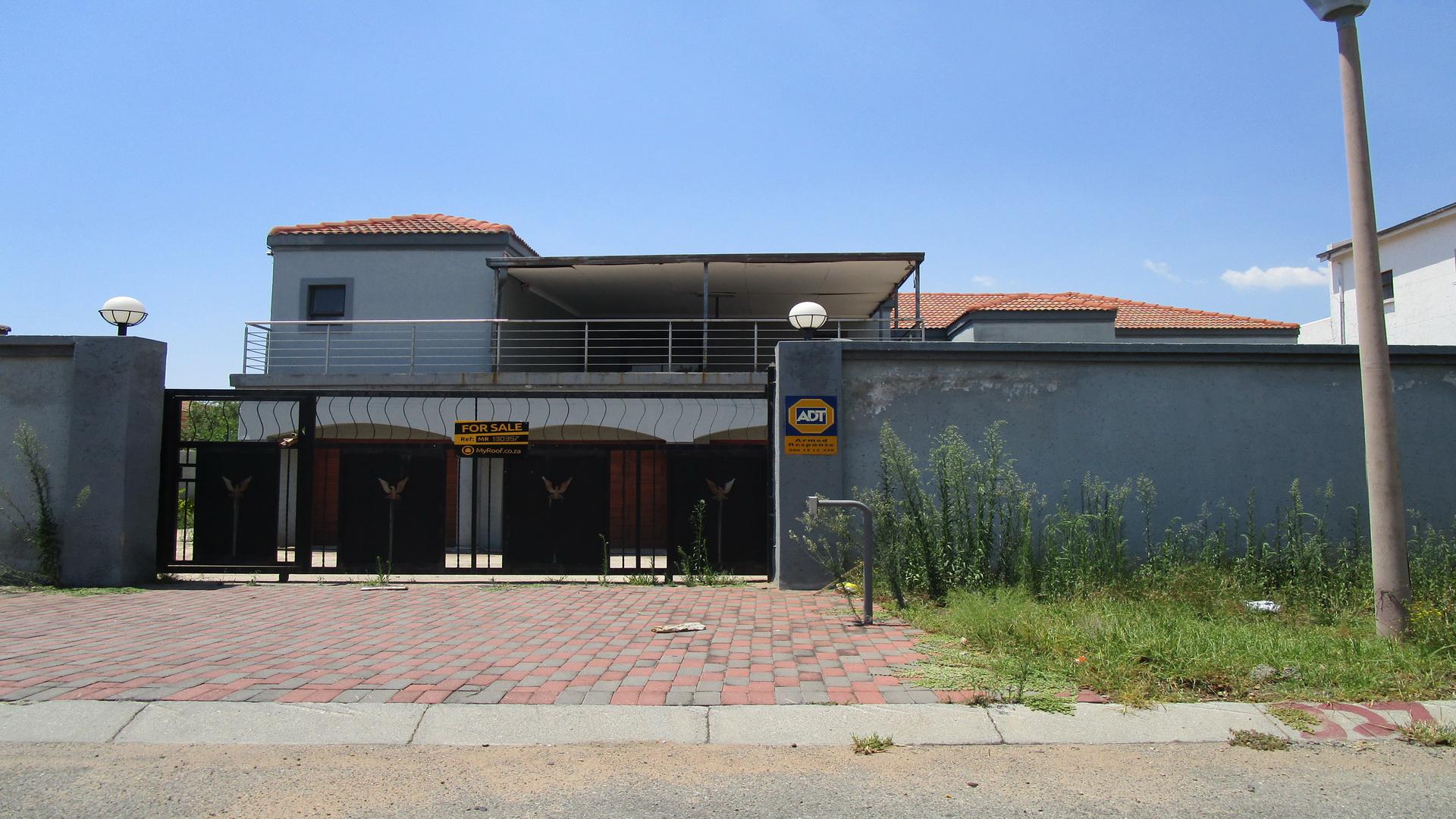 Front View of property in Country View