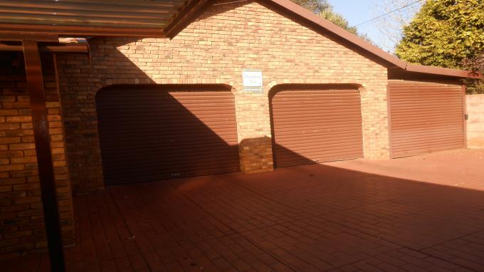 4 Bedroom House for Sale For Sale in Rooihuiskraal - Private Sale - MR130491