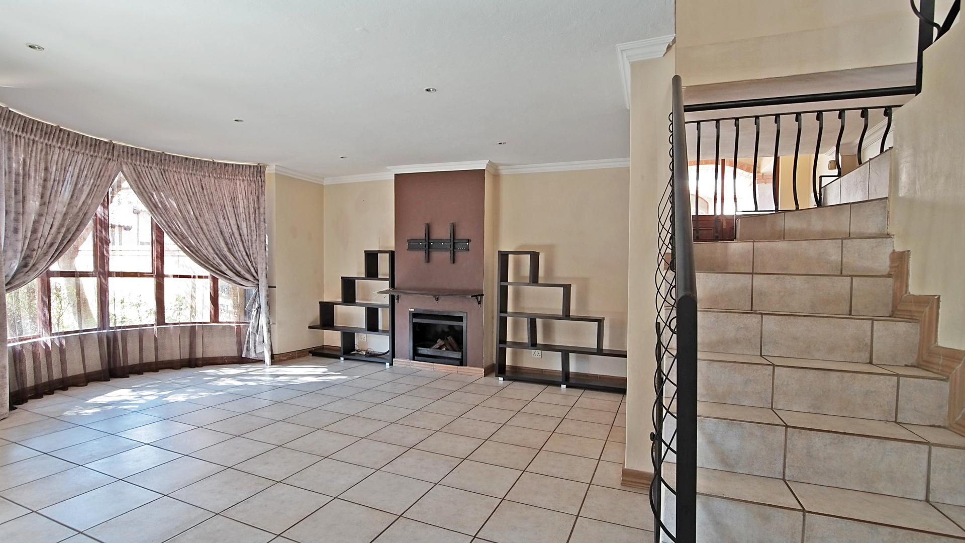 Lounges - 29 square meters of property in The Wilds Estate