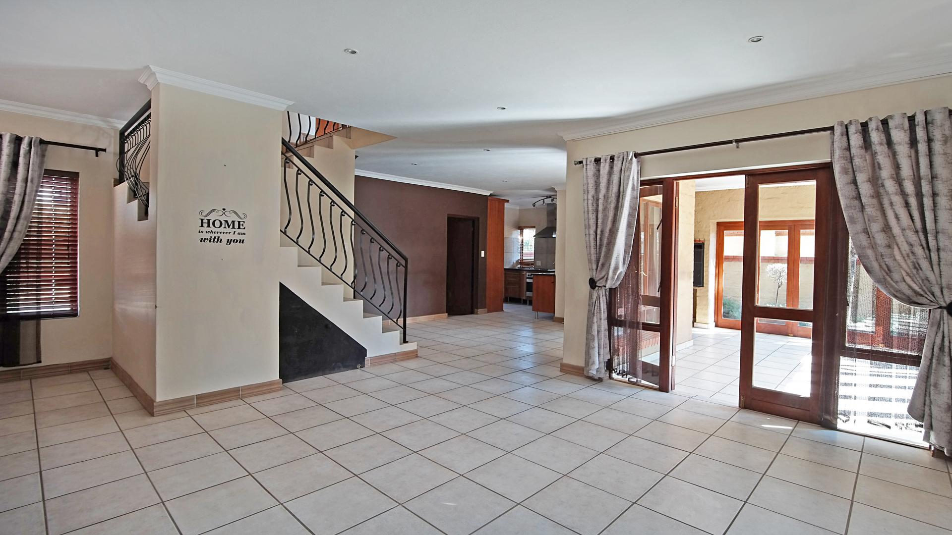 Lounges - 29 square meters of property in The Wilds Estate