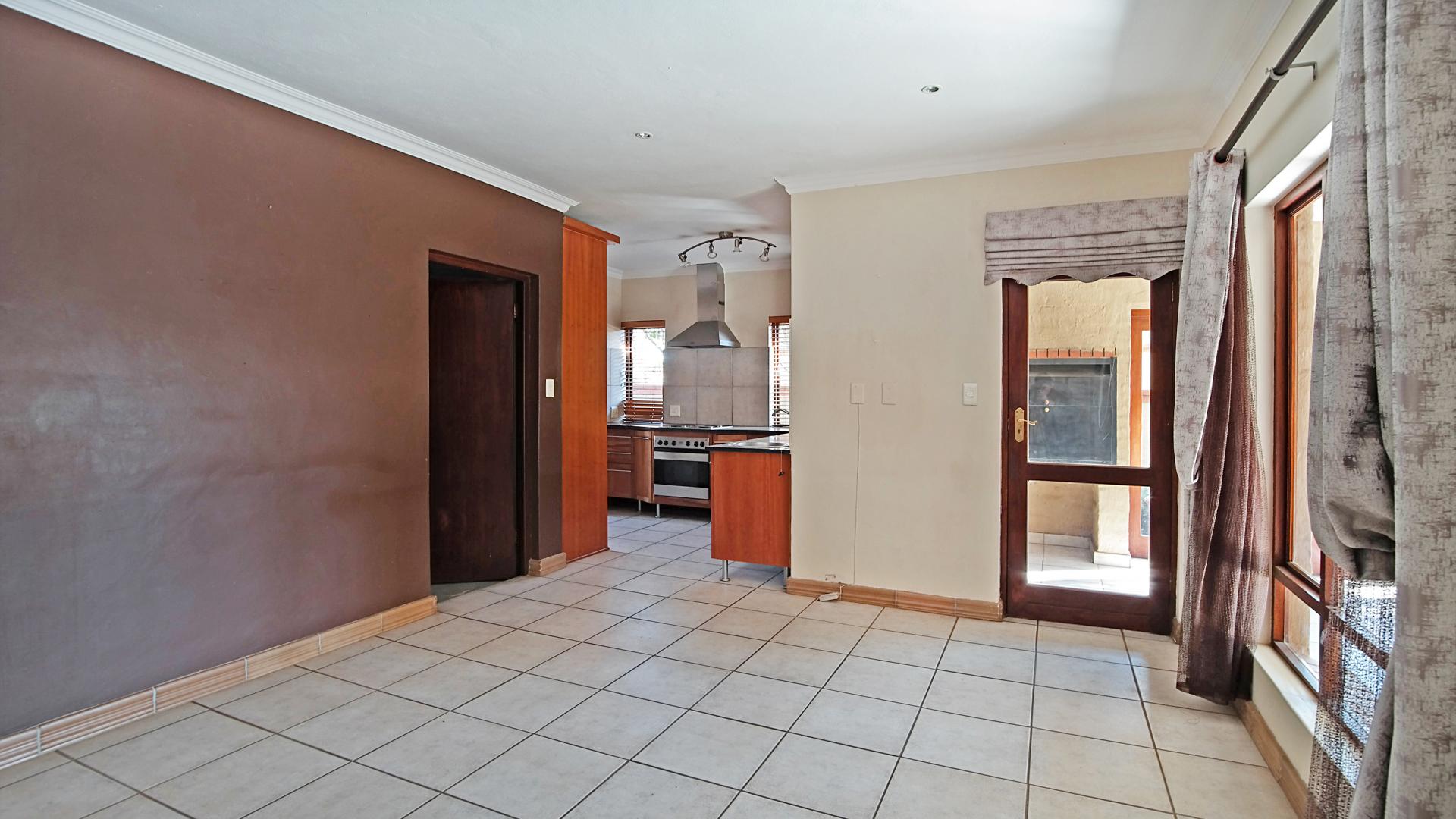 Dining Room - 13 square meters of property in The Wilds Estate