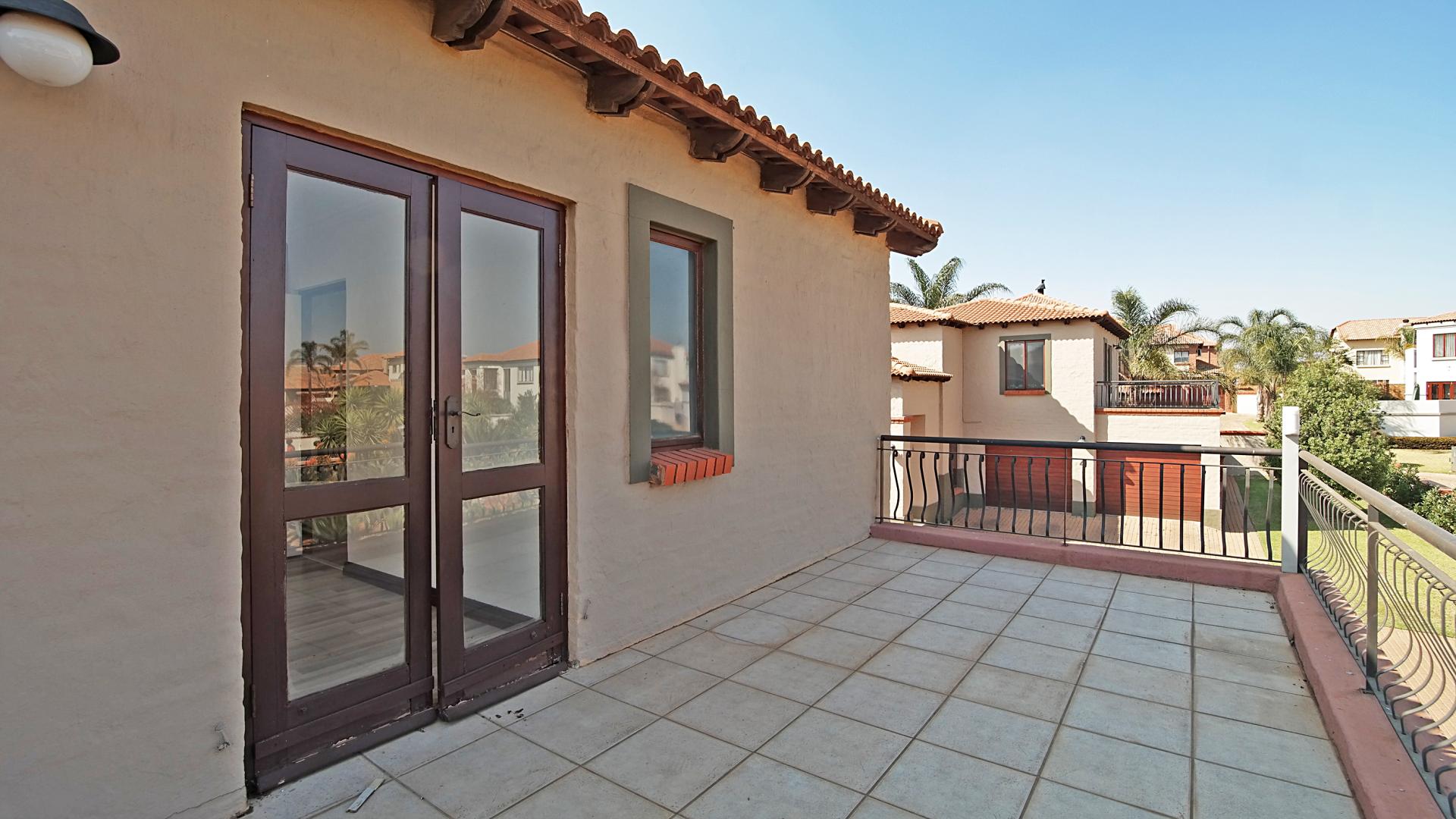 Balcony - 30 square meters of property in The Wilds Estate