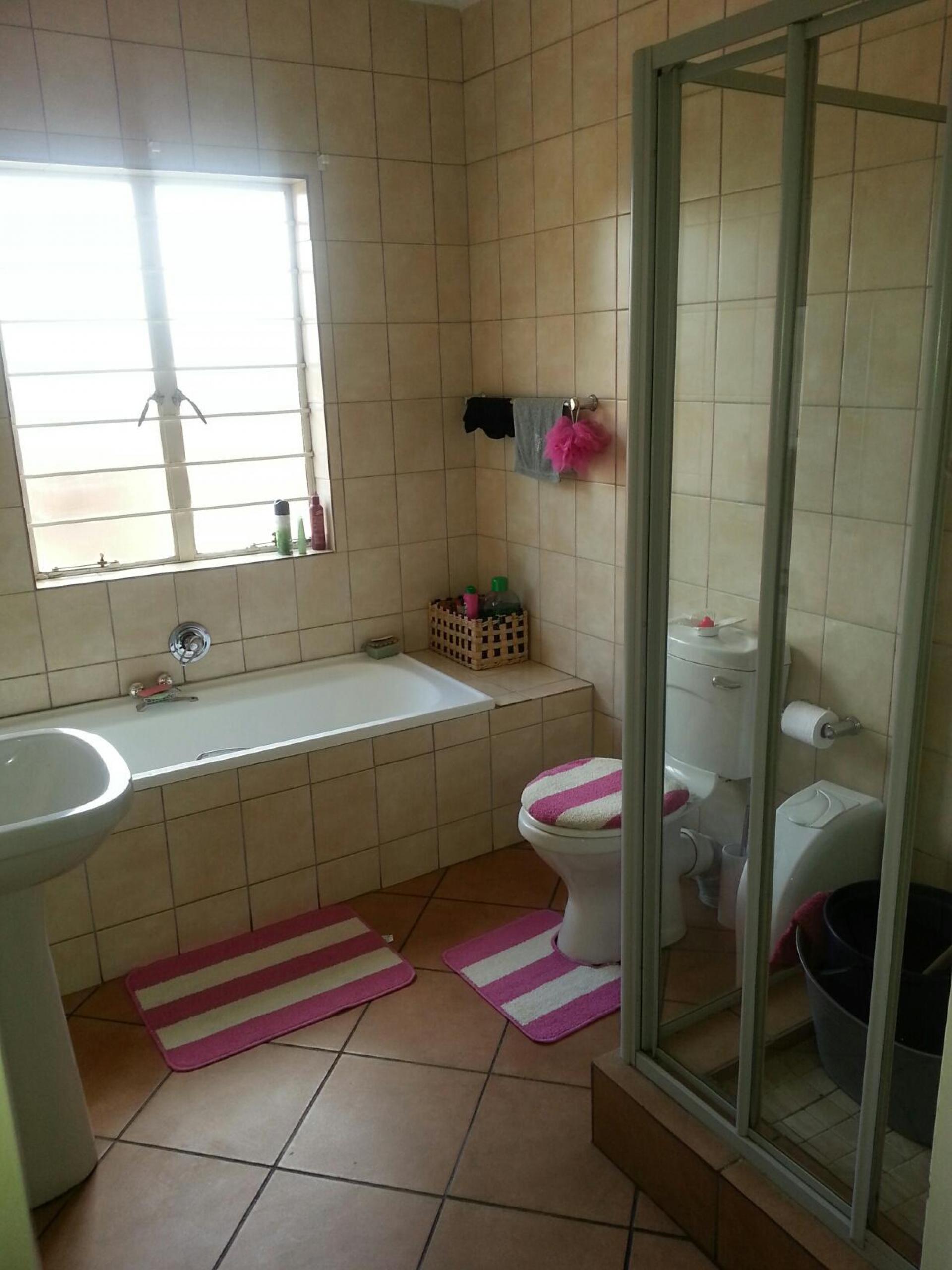 Main Bathroom - 5 square meters of property in Reyno Ridge