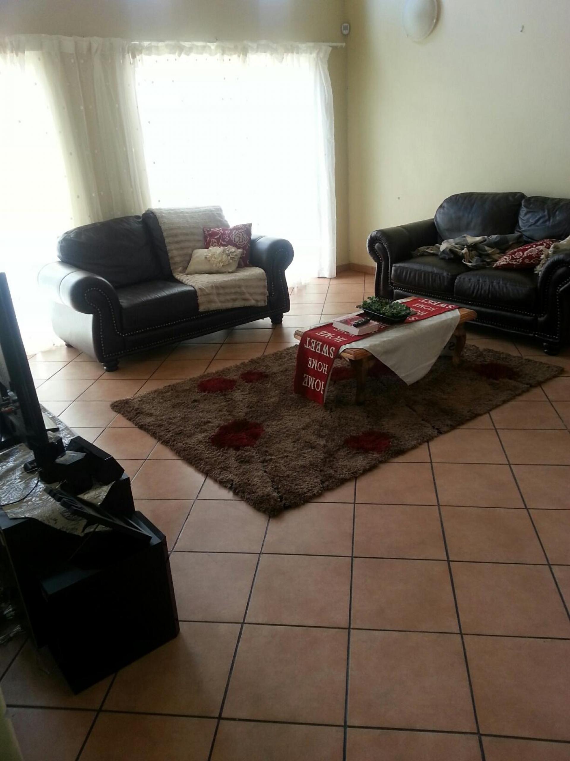 Lounges - 21 square meters of property in Reyno Ridge