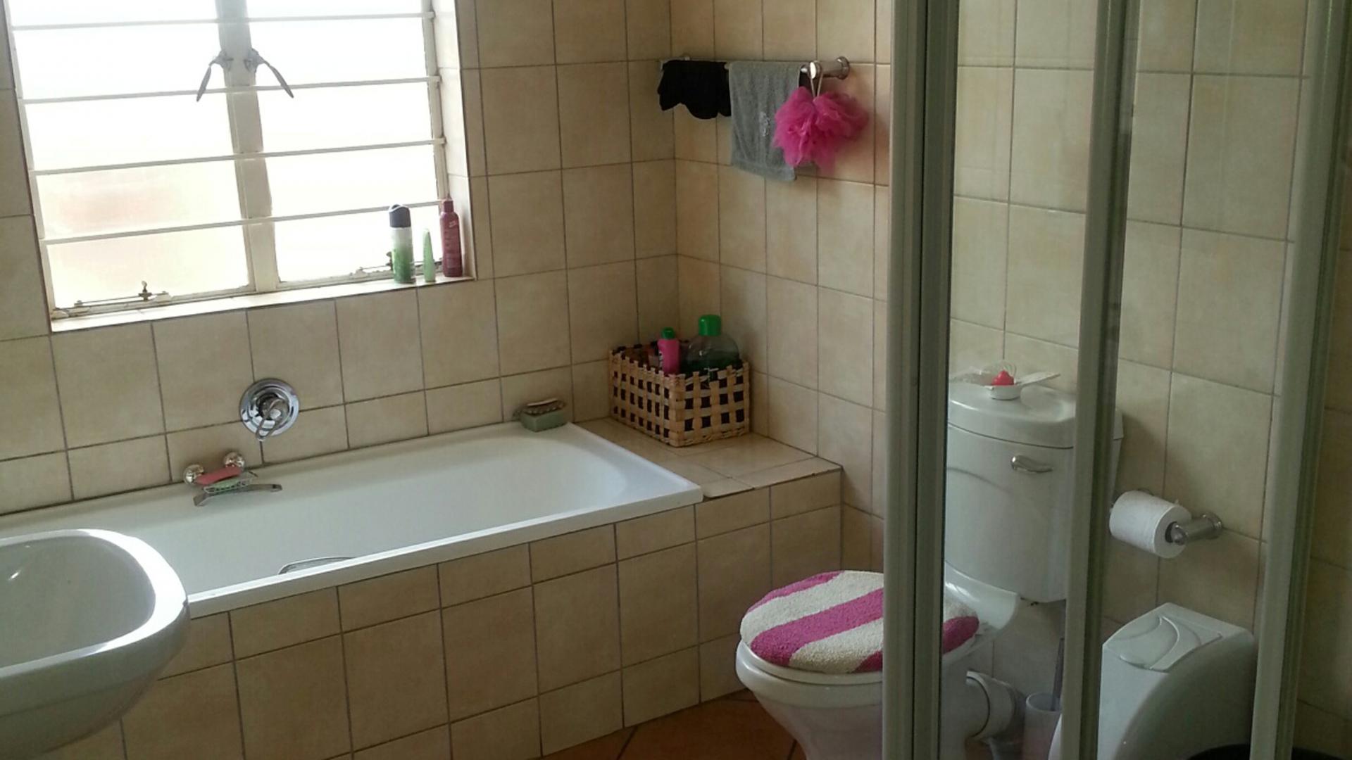 Main Bathroom - 5 square meters of property in Reyno Ridge