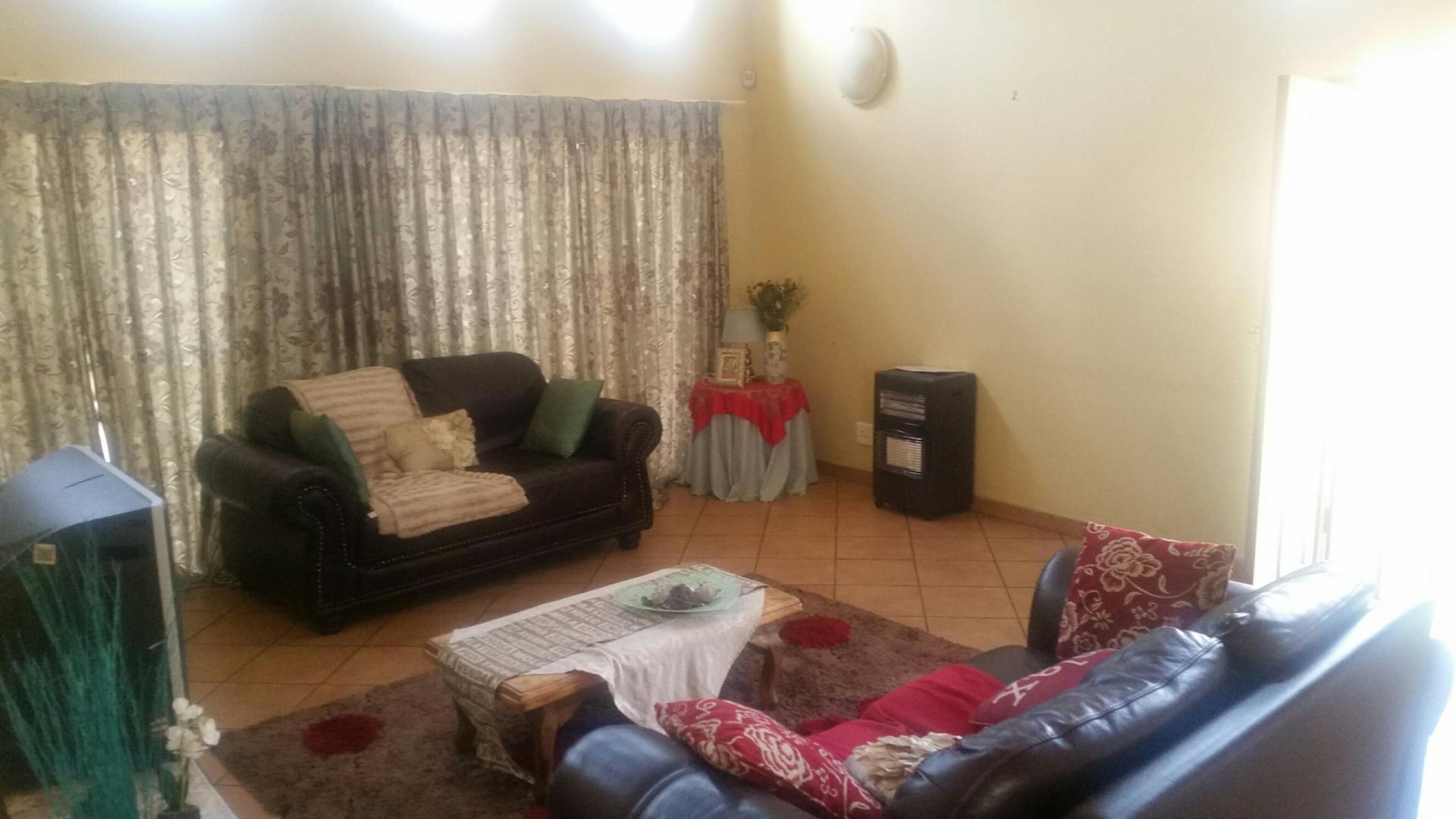 Lounges - 21 square meters of property in Reyno Ridge