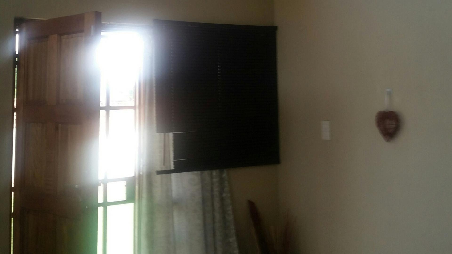 Lounges - 21 square meters of property in Reyno Ridge