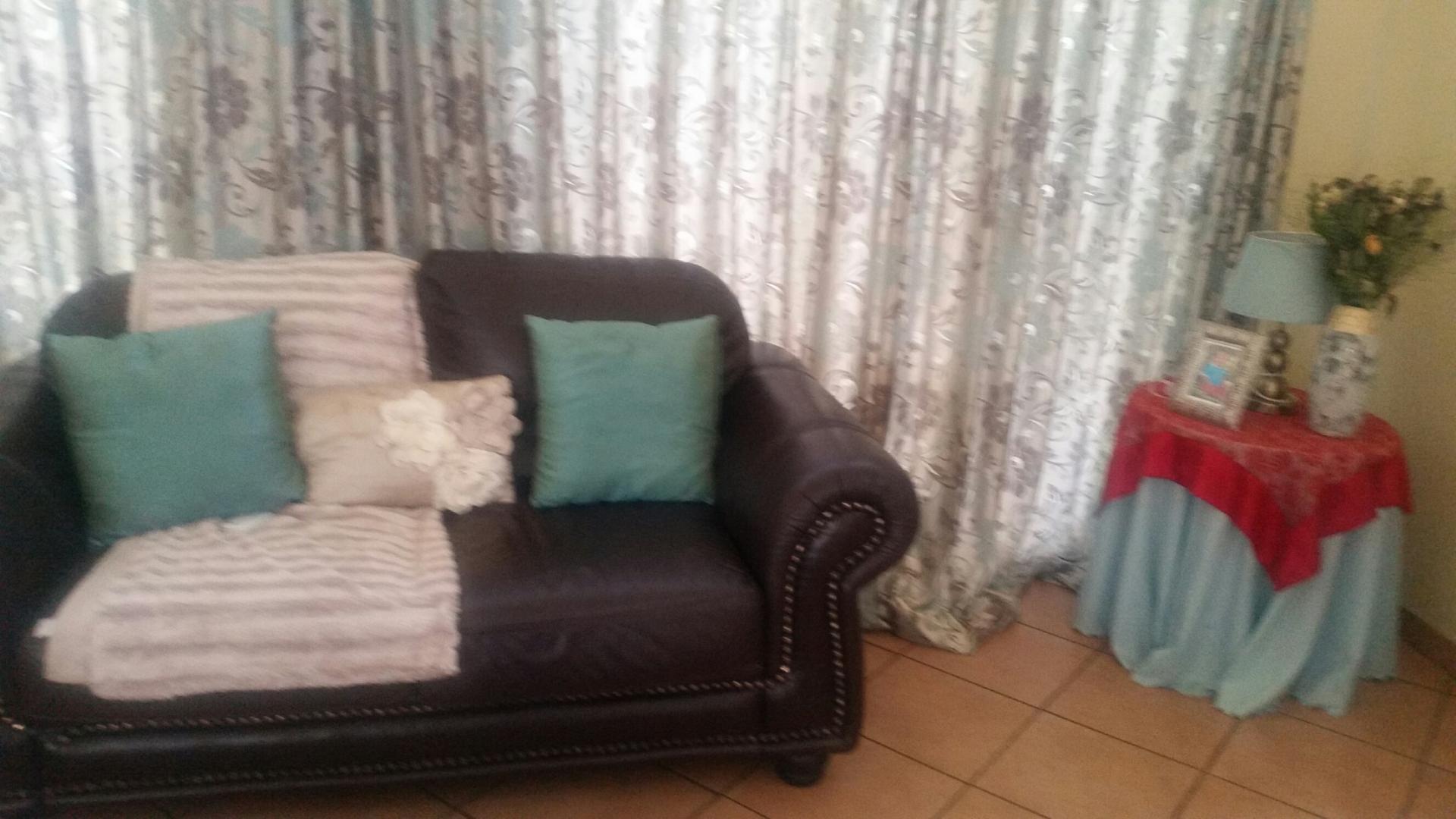 Lounges - 21 square meters of property in Reyno Ridge