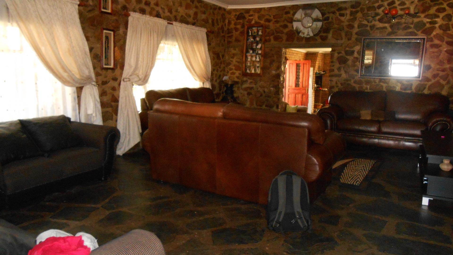 Lounges - 127 square meters of property in Cullinan