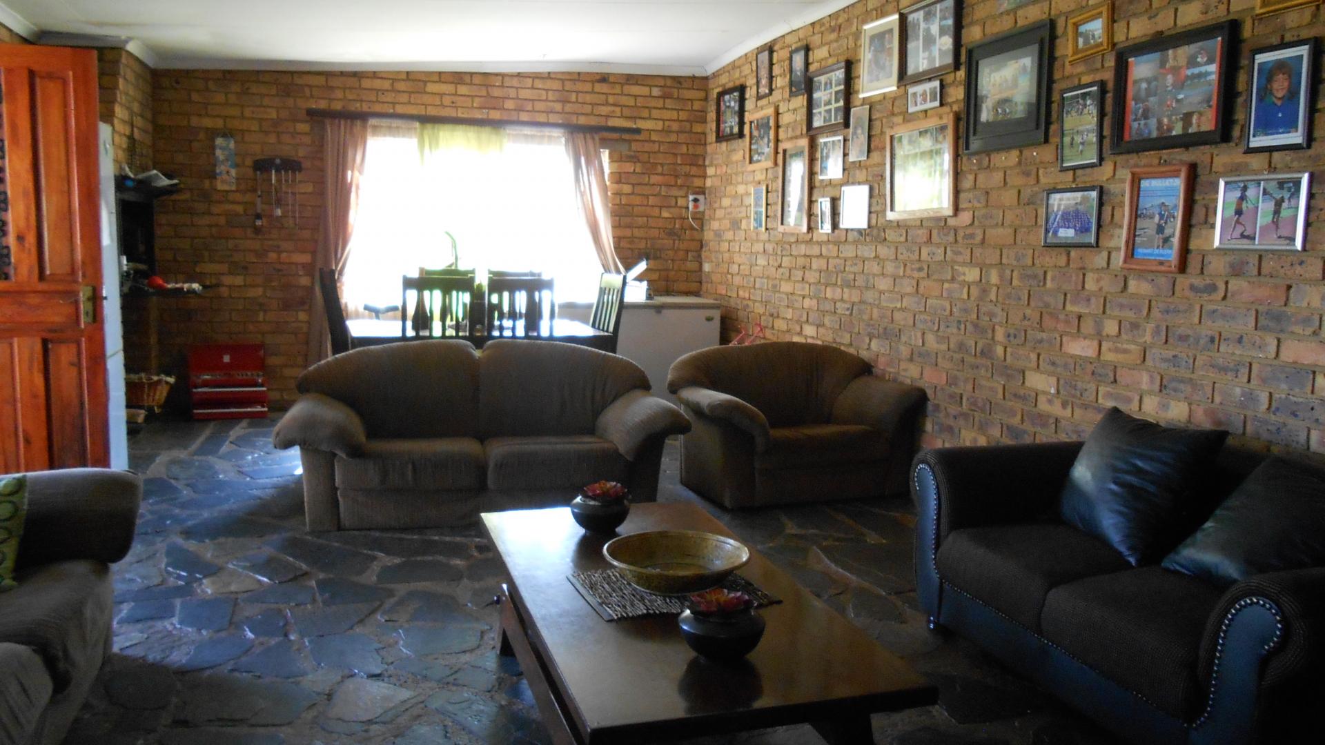 Lounges - 127 square meters of property in Cullinan