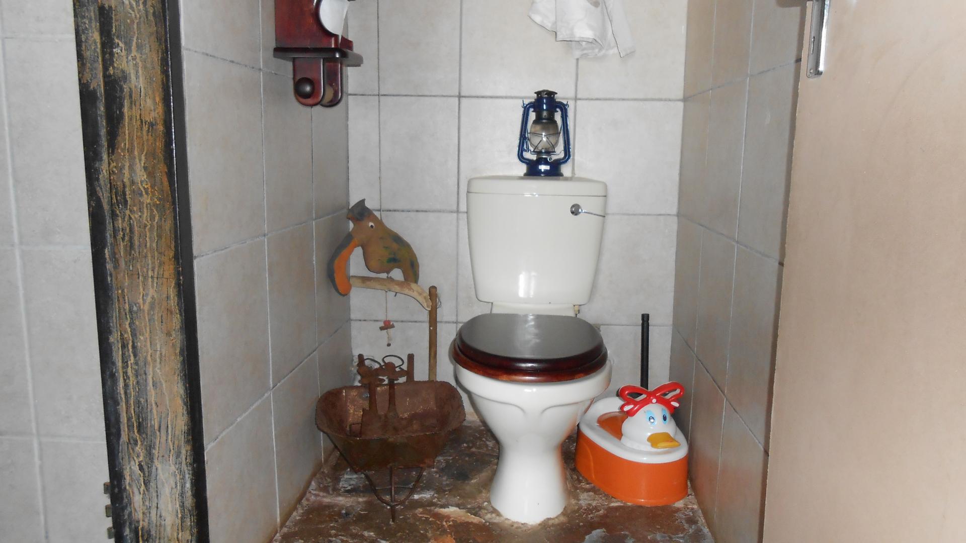 Guest Toilet - 4 square meters of property in Cullinan