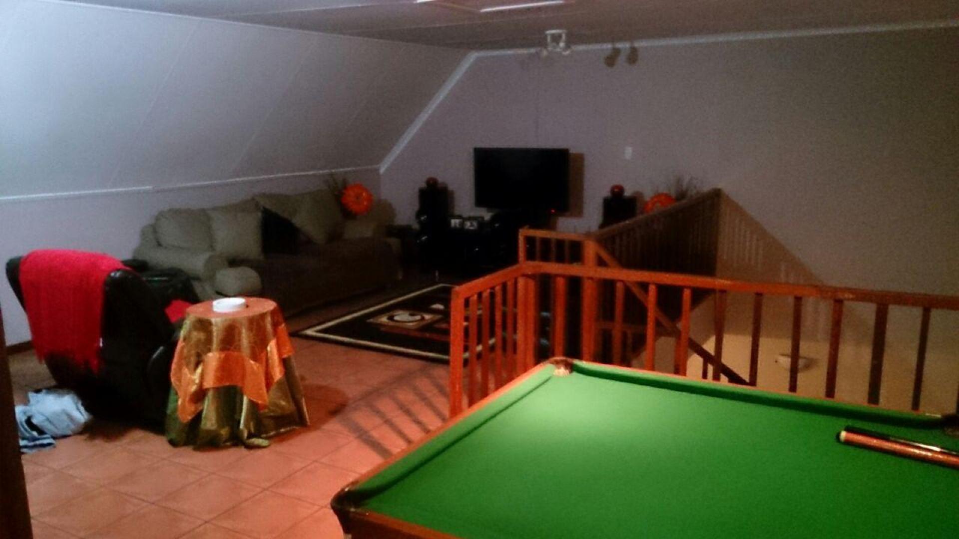 Lounges - 18 square meters of property in Reyno Ridge