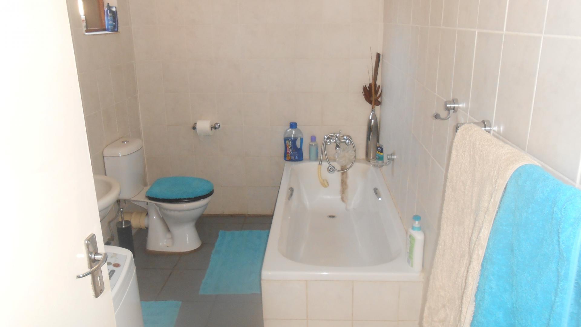 Main Bathroom - 10 square meters of property in Reyno Ridge