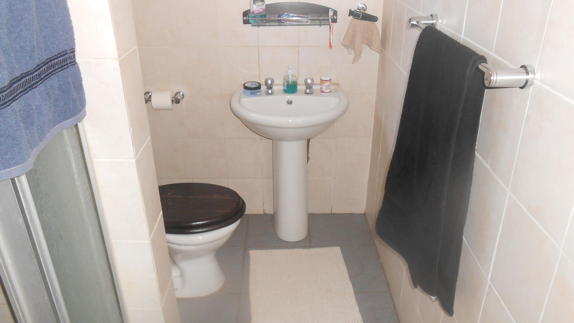 Bathroom 1 - 8 square meters of property in Reyno Ridge