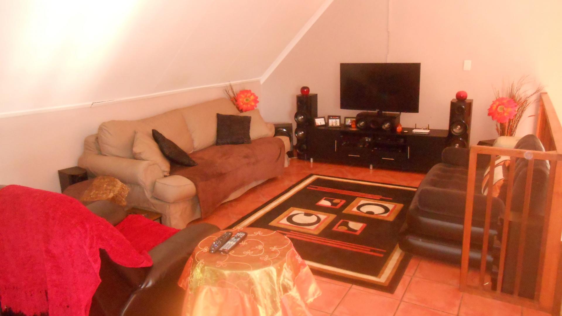 Lounges - 18 square meters of property in Reyno Ridge