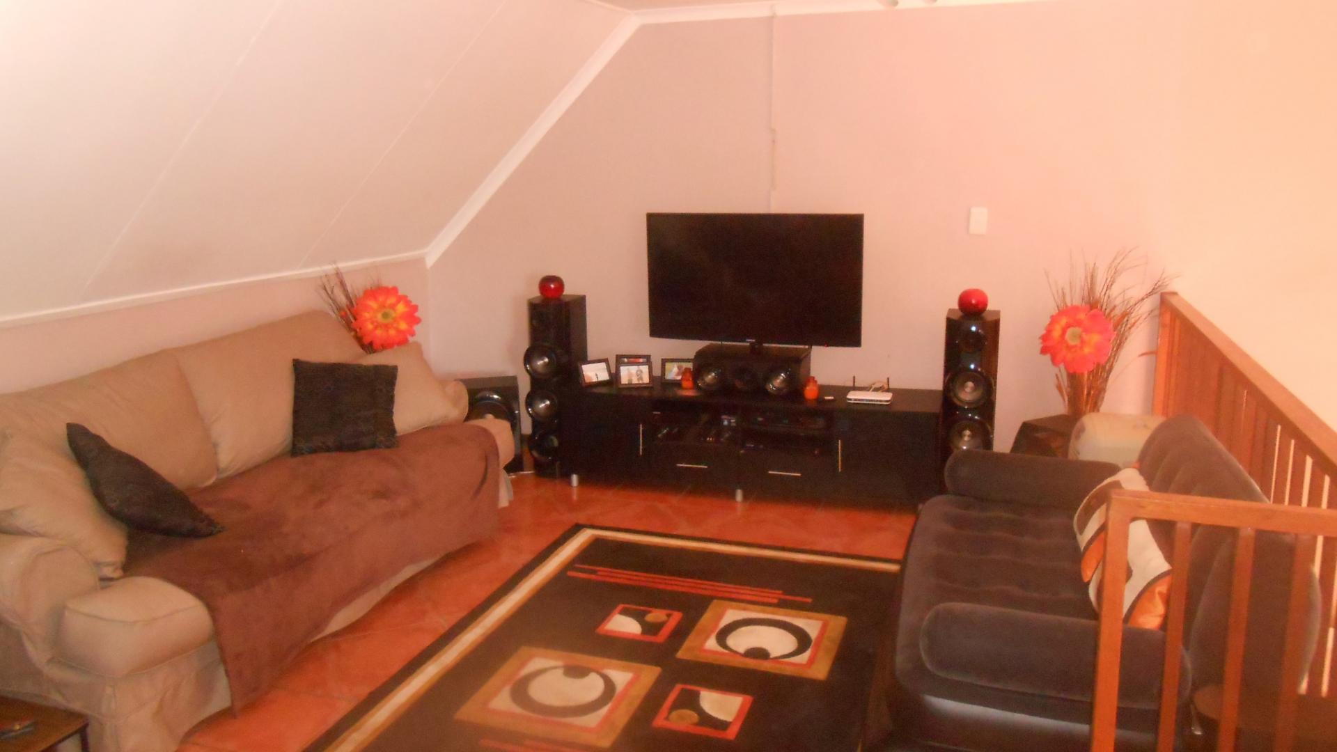 Lounges - 18 square meters of property in Reyno Ridge